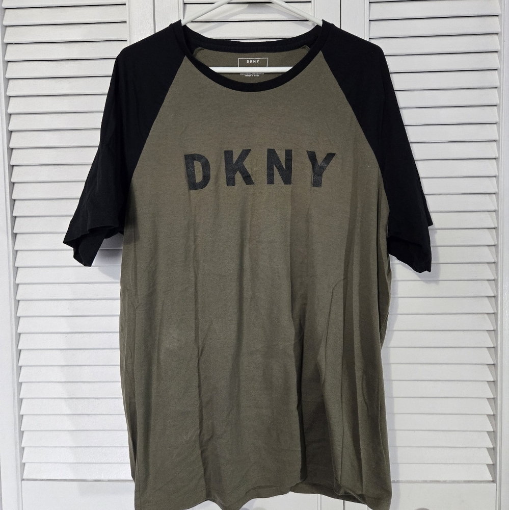 🟢 DKNY Men's Black and Army Green T-Shirt